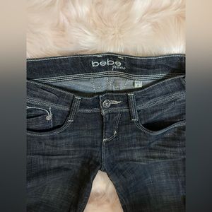 Bebe líquido cut washed jeans.